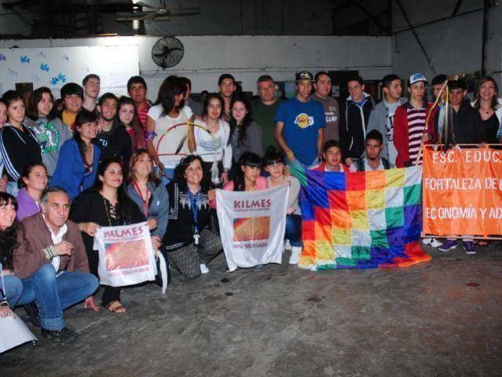 Alumnos junto a los Kilmes