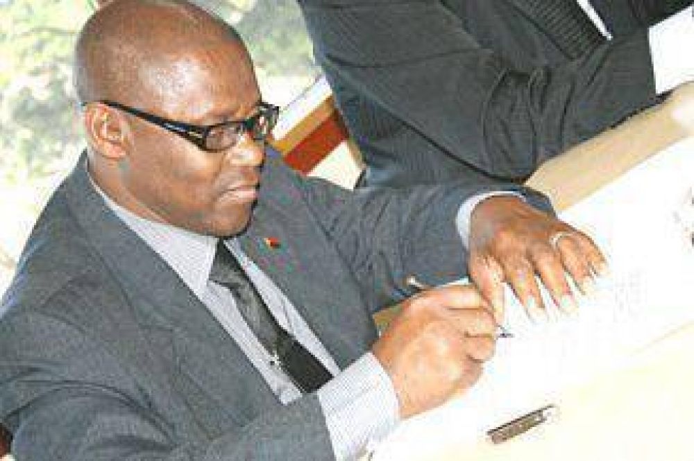 Representante de Angola visit� la Universidad de Quilmes
