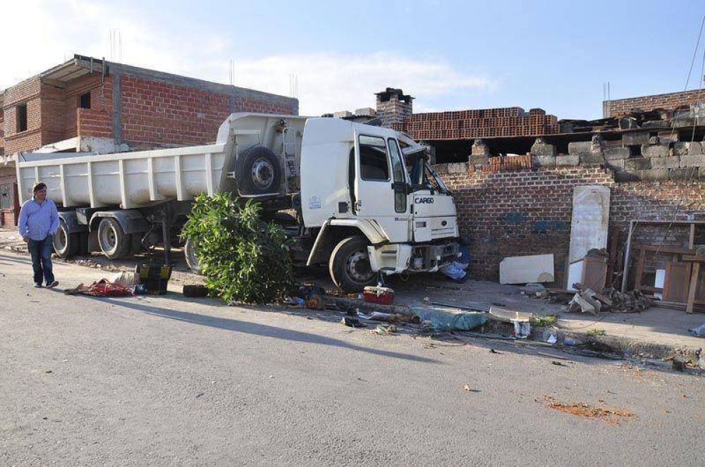 Cami�n sin control arroll� postes, muebles y motos