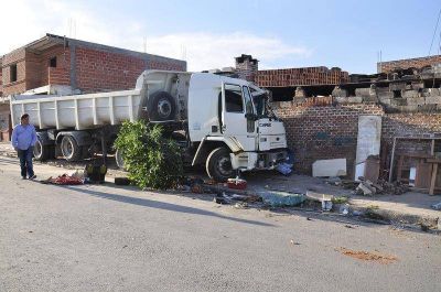 Cami�n sin control arroll� postes, muebles y motos