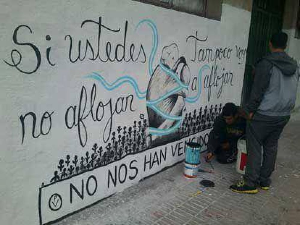 Luego de las elecciones, los j�venes recuperan y embellecen las paredes de la Ciudad