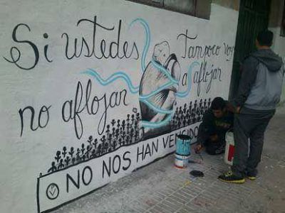 Luego de las elecciones, los j�venes recuperan y embellecen las paredes de la Ciudad