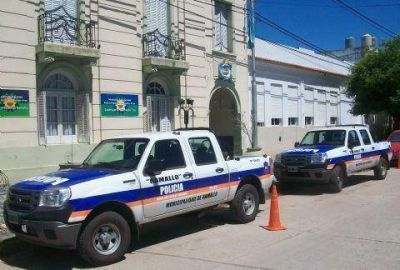 Entregaron dos nuevas camionetas para la polic�a