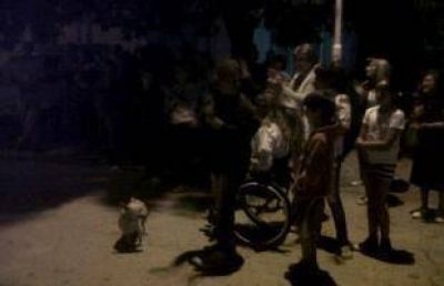 Al grito de "Britos no se va", vecinos de Santa Luc�a se manifiestan frente a la delegaci�n municipal