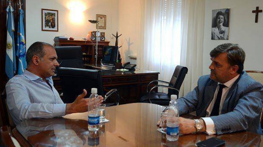 Buzzi recibir� hoy a Juncos, Garitano, Restucha y Burgoa