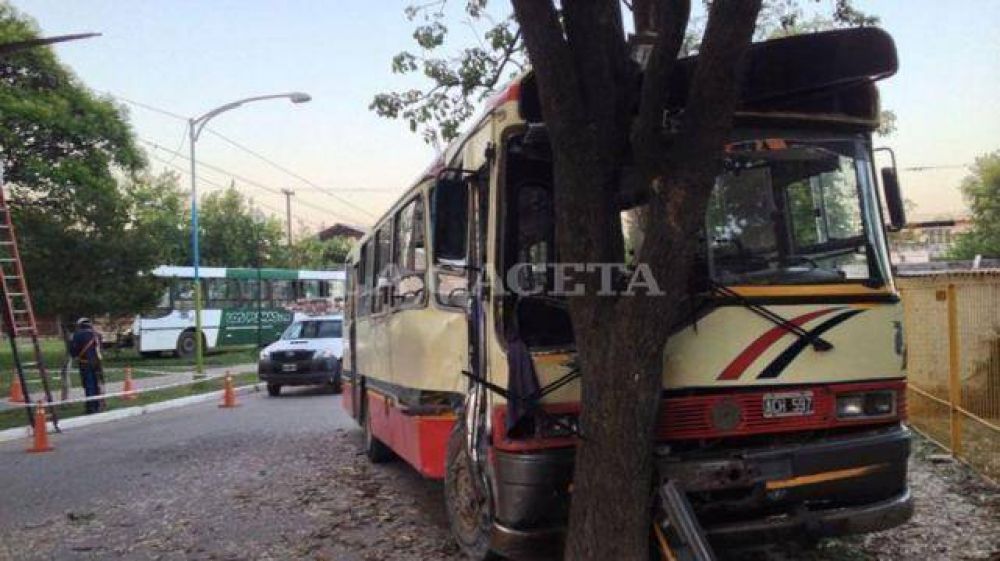 Un fuerte choque entre dos colectivos dej� varios heridos