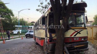 Un fuerte choque entre dos colectivos dej� varios heridos