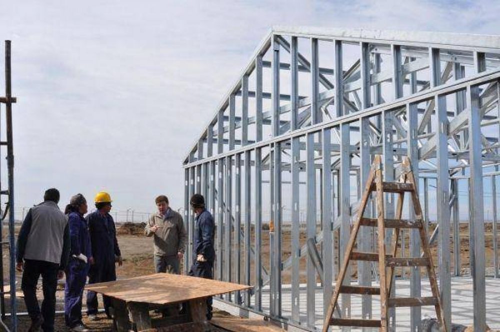 Melella supervis� la construcci�n de viviendas sociales en �Los Cisnes�
