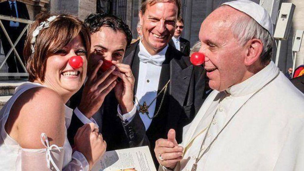 El Papa luci� una nariz de payaso para celebrar un casamiento