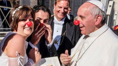 El Papa luci� una nariz de payaso para celebrar un casamiento