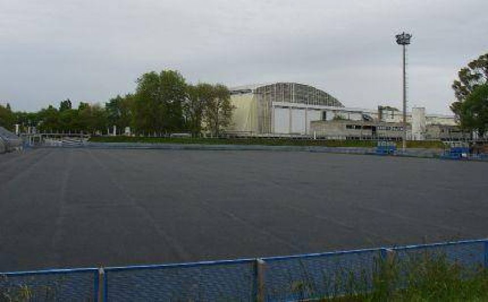 Finaliz� la colocaci�n de la base para la nueva carpeta del Estadio de Hockey