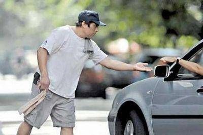Preventiva a tres "trapitos" que exig�an dinero para cuidar autos