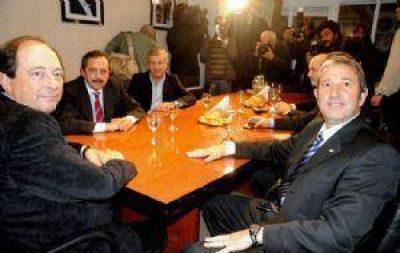 UCR: Cobos y Sanz chocan por el poder