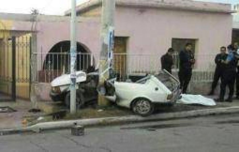 Muri� el conductor del Fiat 147 que se estrell� contra un poste