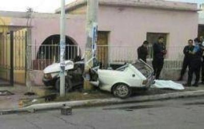 Muri� el conductor del Fiat 147 que se estrell� contra un poste