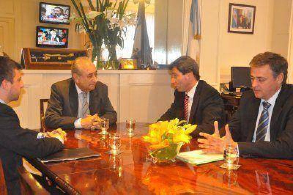Puricelli le prometio a U�ac armas y c�maras para patrulleros