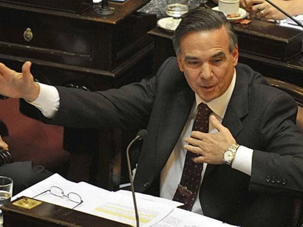 Miguel �ngel Pichetto llega a la provincia para visitar al gobernador