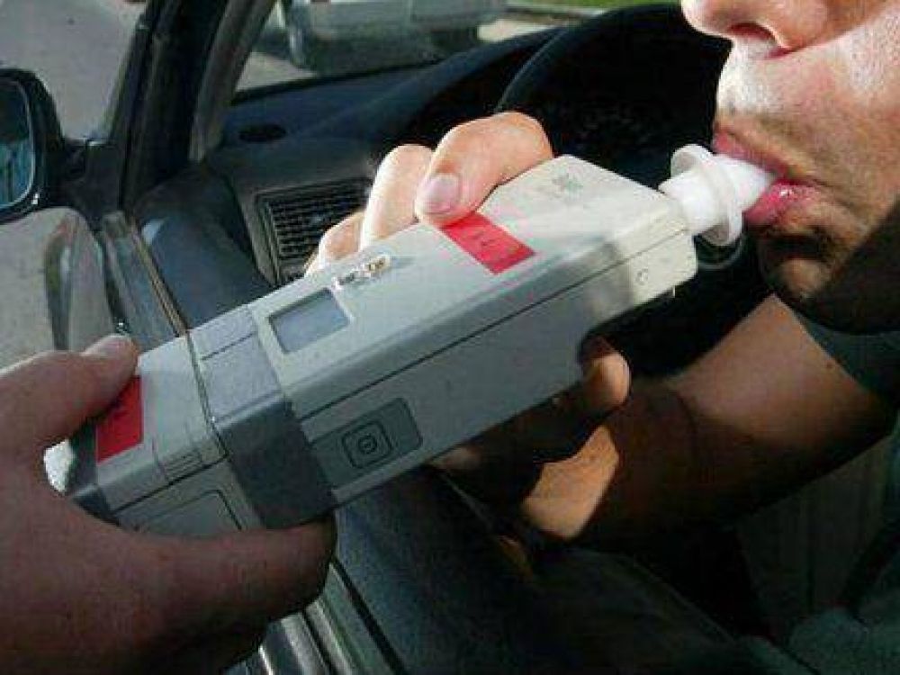 Un remisero totalmente alcoholizado choc� una camioneta 