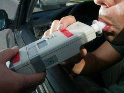 Un remisero totalmente alcoholizado choc� una camioneta 