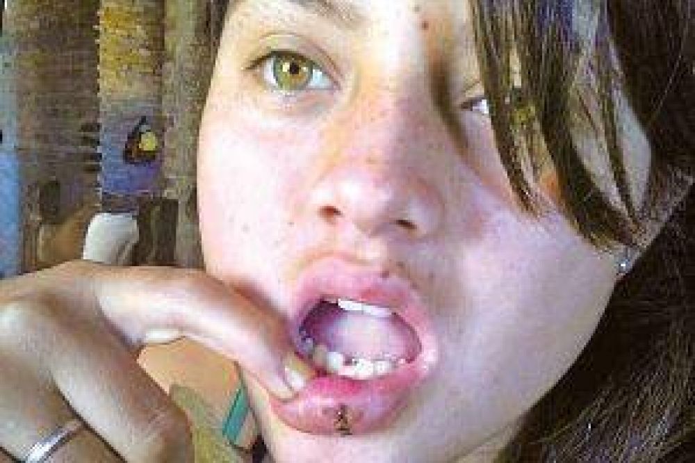 Le partieron el labio y un diente a una alumna s�lo "por ser linda"