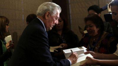 Mario Vargas Llosa: Argentina y Ecuador "no son verdaderas democracias"