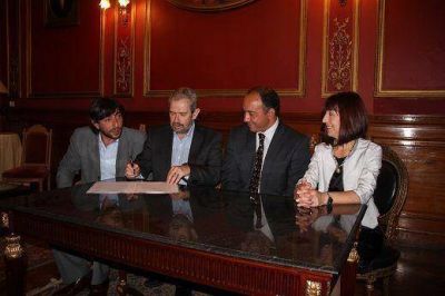 RENATEA FIRM�  UN CONVENIO CON EL MINISTERIO DE EDUCACI�N SALTE�O Y ENTREG� 2.100 LIBRETAS DE TRABAJO AGRARIO