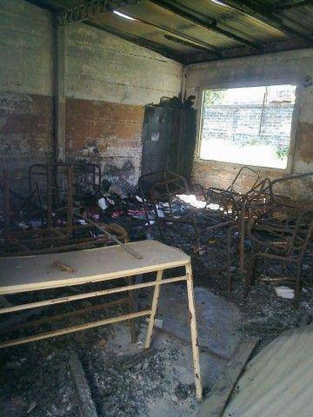 Los chicos de la Escuela N�13 hace tres a�os que no comen comida caliente por falta de una cocina