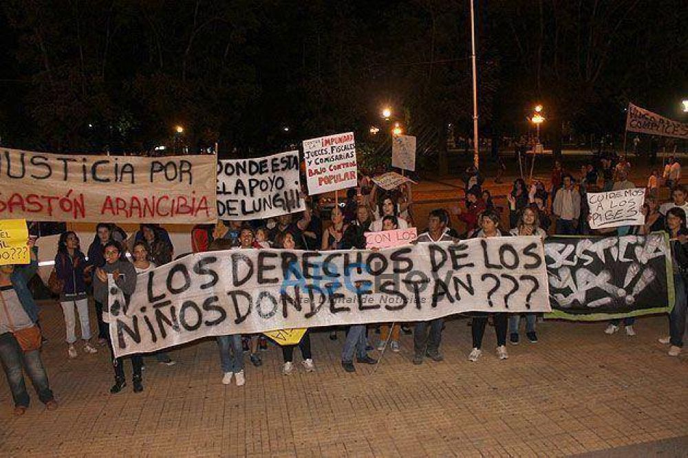 Casi un centenar de personas marcharon reclamando la detencin de Hugo Ramrez