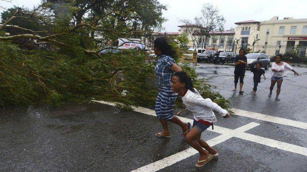 El tif�n Haiyan dej� al menos 100 muertos en su paso por Filipinas