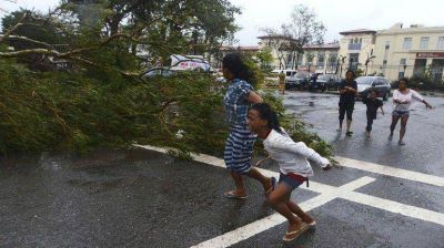 El tif�n Haiyan dej� al menos 100 muertos en su paso por Filipinas
