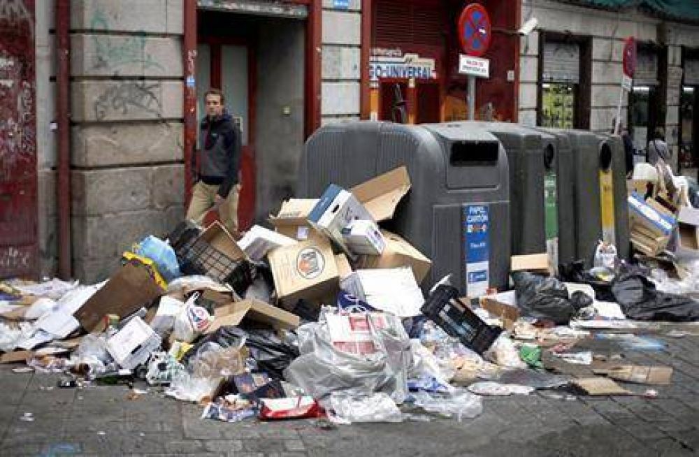 Madrid, bajo una monta�a de basura por un paro