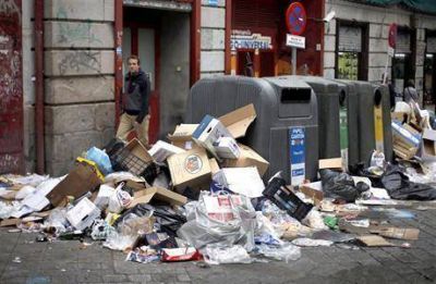 Madrid, bajo una monta�a de basura por un paro