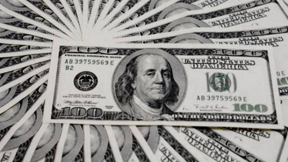 El d�lar oficial subi� cuatro centavos en la semana