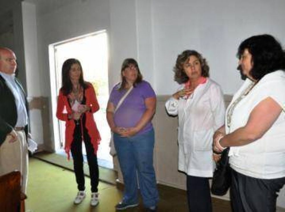 Entrega de subsidio para arreglo del teatro de la Escuela 1