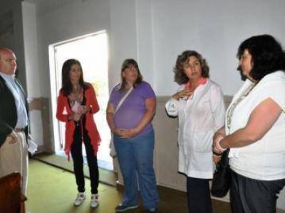 Entrega de subsidio para arreglo del teatro de la Escuela 1