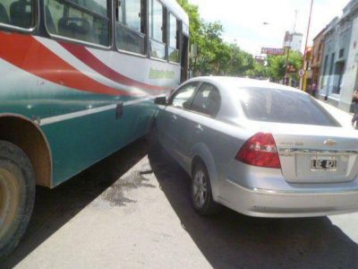 Un auto choc� contra un colectivo de la 513
