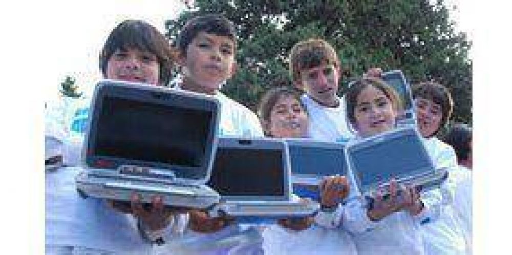 Alumnos de cuatro localidades recibieron sus notebooks 