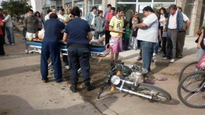 Chocaron una moto y una camioneta en Rivadavia y Necochea