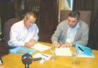 Se firm� un convenio para formaci�n complementaria de �rbitros de f�tbol