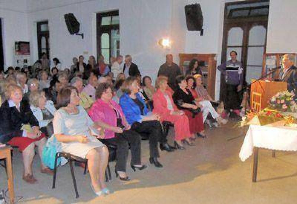 El grupo �Siete Mujeres� present� su cuarto poemario