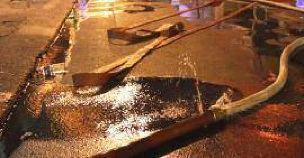 Tucum�n 2013: los bomberos tuvieron que apagar un feroz incendio en pleno centro con botellas de agua mineral