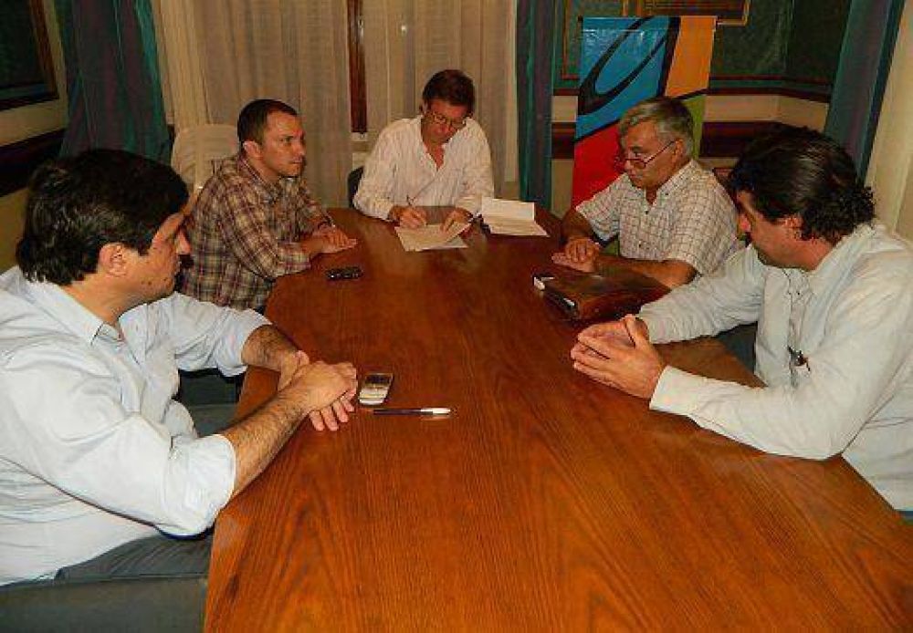 Trabajadores municipales acordaron un aumento del 24% y un bono de 1400 pesos