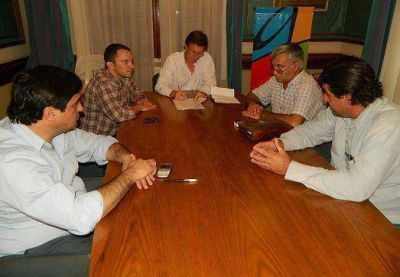Trabajadores municipales acordaron un aumento del 24% y un bono de 1400 pesos
