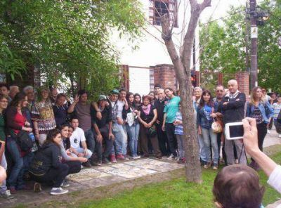 Alumnos de la Secundaria N� 2 colocaron baldosas conmemorativas con los nombres de tres berissenses desaparecidos