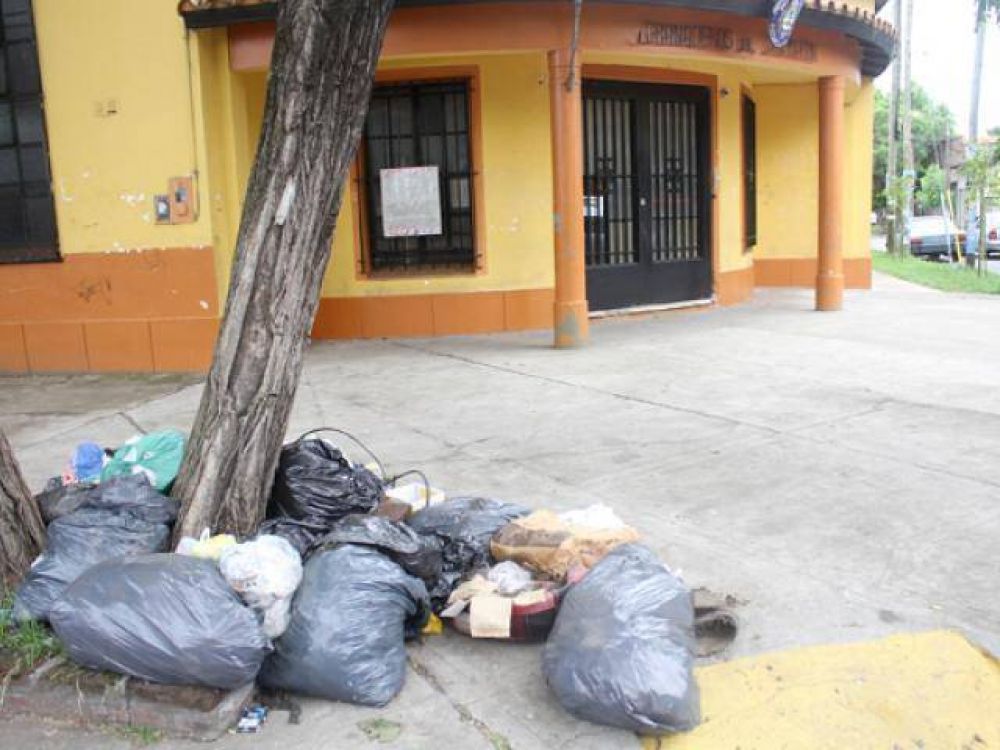 Basural frente a una escuela