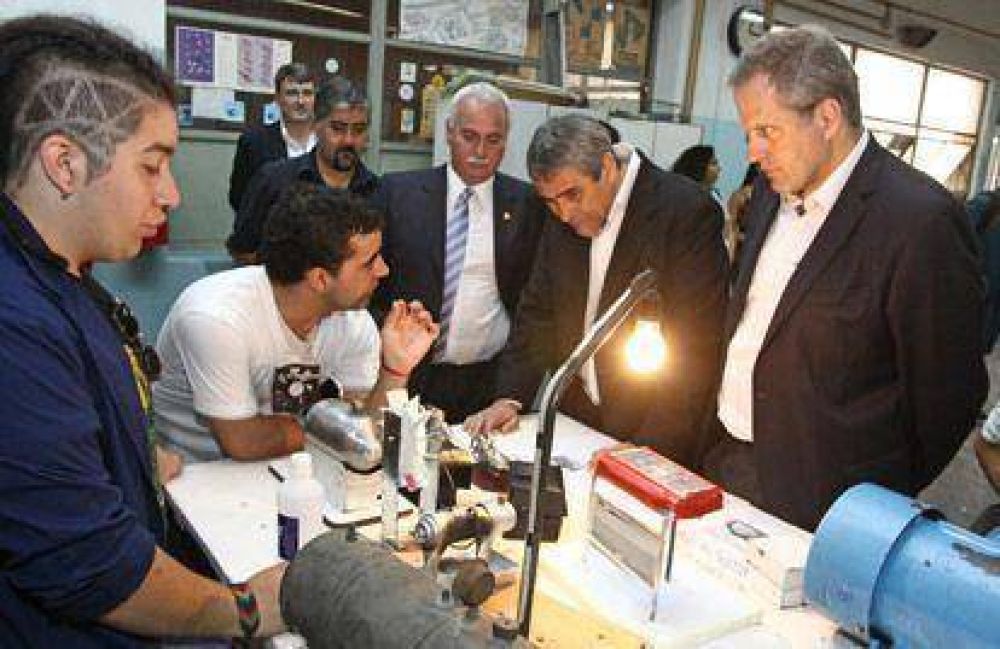Ferraresi visit la Muestra anual de la Escuela Tcnica Angel Gallardo