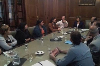 Gils Carb� y Grosso con familias de v�ctimas de la violencia de narcos