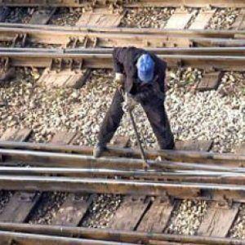 Trabajadores ferroviarios tercerizados cortar�n las v�as del Roca el martes