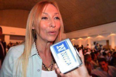 M�nica L�pez: "Scioli se cree que camina arriba del agua"