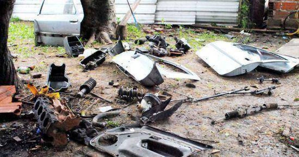 Secuestran veh�culos robados y autopartes en un taller clandestino  